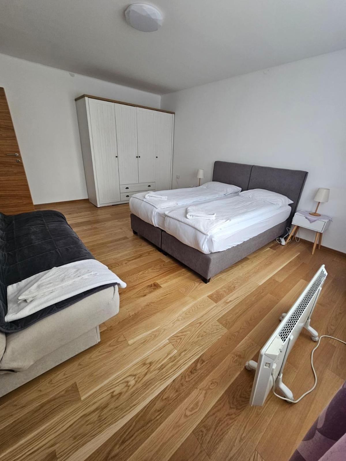 Apartman Centar Bulevar Ex Sa Garazom Баня Лука Екстериор снимка