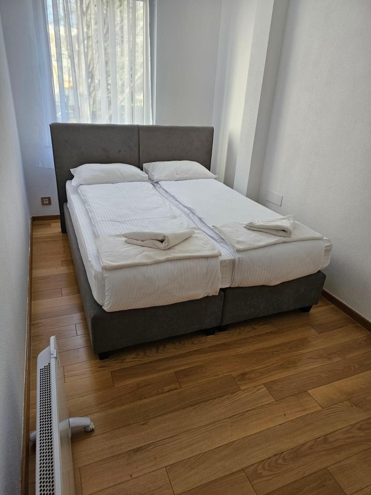 Apartman Centar Bulevar Ex Sa Garazom Баня Лука Екстериор снимка