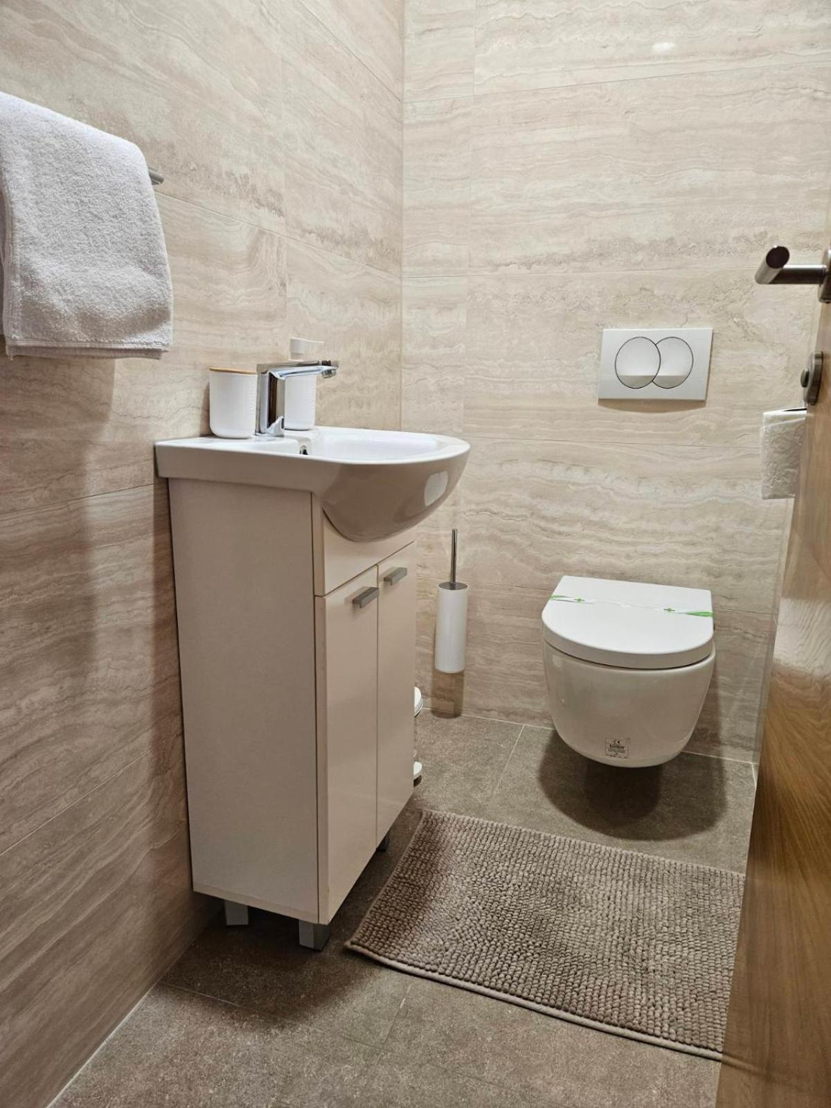 Apartman Centar Bulevar Ex Sa Garazom Баня Лука Екстериор снимка